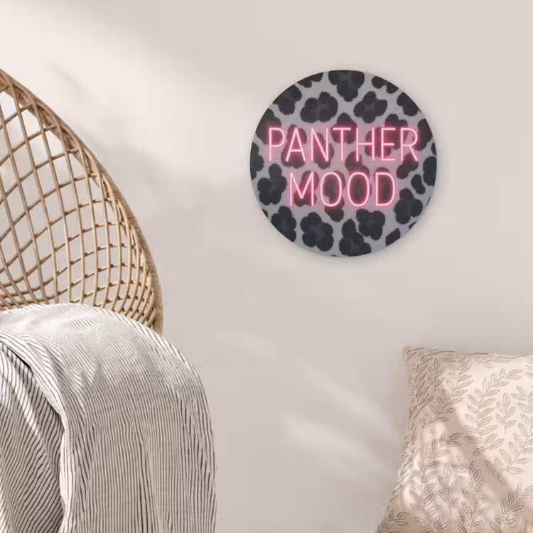 Panterprint - Zwart - Neonletters - Roze Akoestische PET Vilt - Rond klein -sfeer4