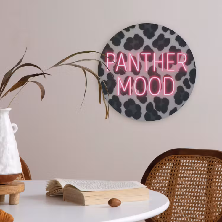Panterprint - Zwart - Neonletters - Roze Akoestische PET Vilt - Rond klein -sfeer3