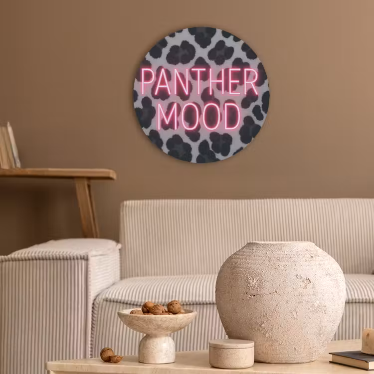 Panterprint - Zwart - Neonletters - Roze Akoestische PET Vilt - Rond klein -sfeer1