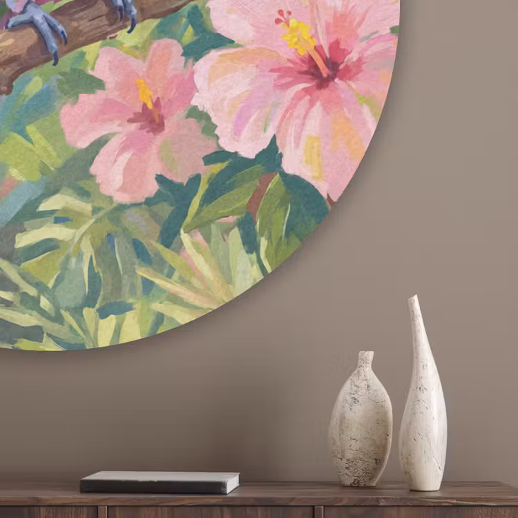 Papagaai - Hibiscusbloemen - Kleurrijk Akoestische PET Vilt - Rond klein -sfeer5_closeup