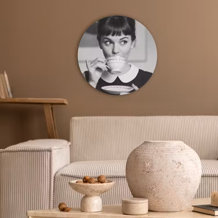 Portret - Thee - Vrouw Akoestische PET Vilt - Rond klein -sfeer1