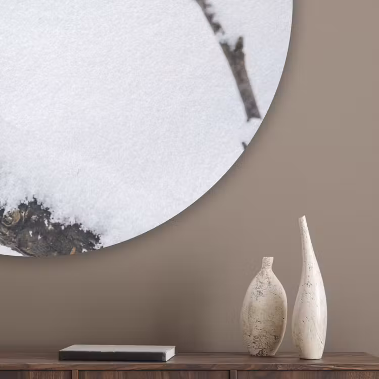 Roodborstje - Tak - Sneeuw - Winter - Levendig Akoestische PET Vilt - Rond klein -sfeer5_closeup
