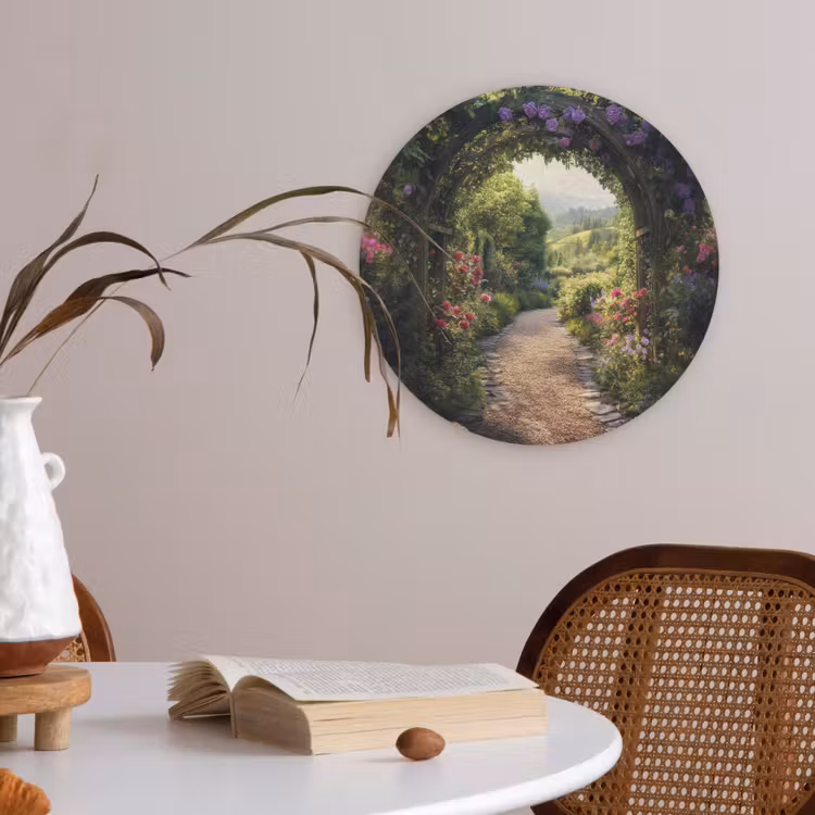 Doorkijk - Landschap - Bloemen - Tuinboog - Natuur Akoestische PET Vilt - Rond klein -sfeer3