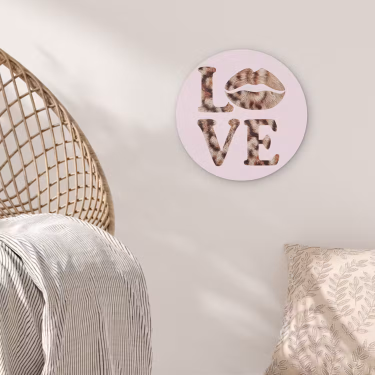 Tekst - Love - Pantervacht - Lichtroze Akoestische PET Vilt - Rond klein -sfeer4
