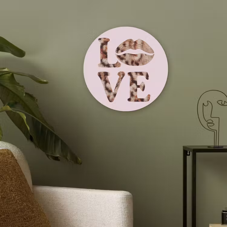 Tekst - Love - Pantervacht - Lichtroze Akoestische PET Vilt - Rond klein -sfeer2