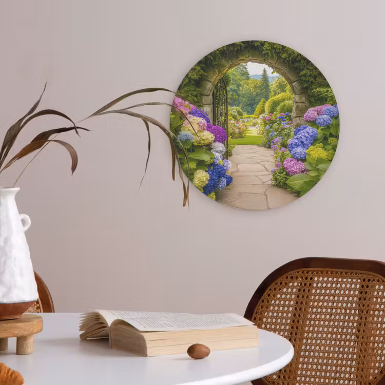 Doorkijk - Poort - Hortensia - Bloementuin Akoestische PET Vilt - Rond klein -sfeer3
