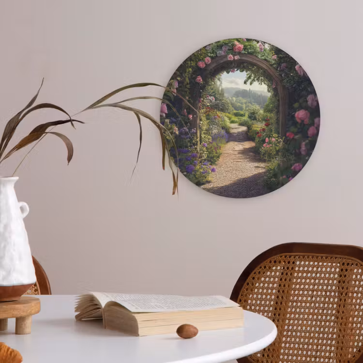 Doorkijk - Landschap - Bloemen - Rozenboog - Natuur Akoestische PET Vilt - Rond klein -sfeer3