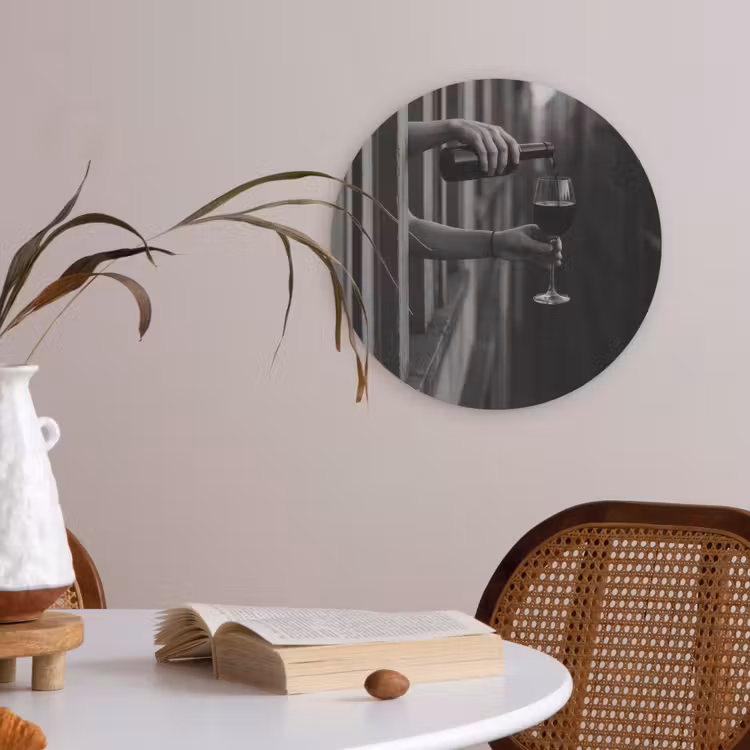 Wijnfles - Glas - Handen - Raam Akoestische PET Vilt - Rond klein -sfeer3