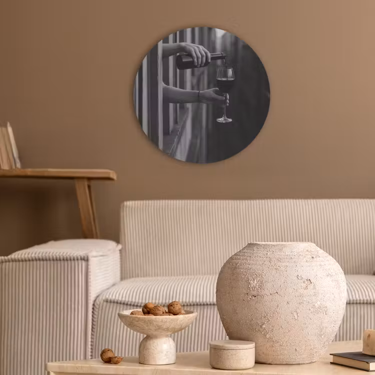 Wijnfles - Glas - Handen - Raam Akoestische PET Vilt - Rond klein -sfeer1