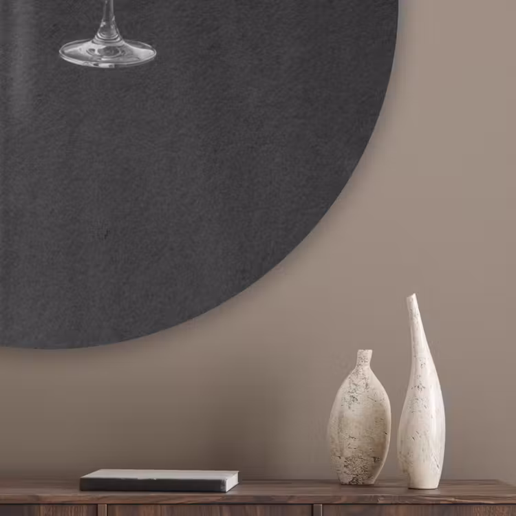 Wijnfles - Glas - Handen - Raam Akoestische PET Vilt - Rond klein -sfeer5_closeup