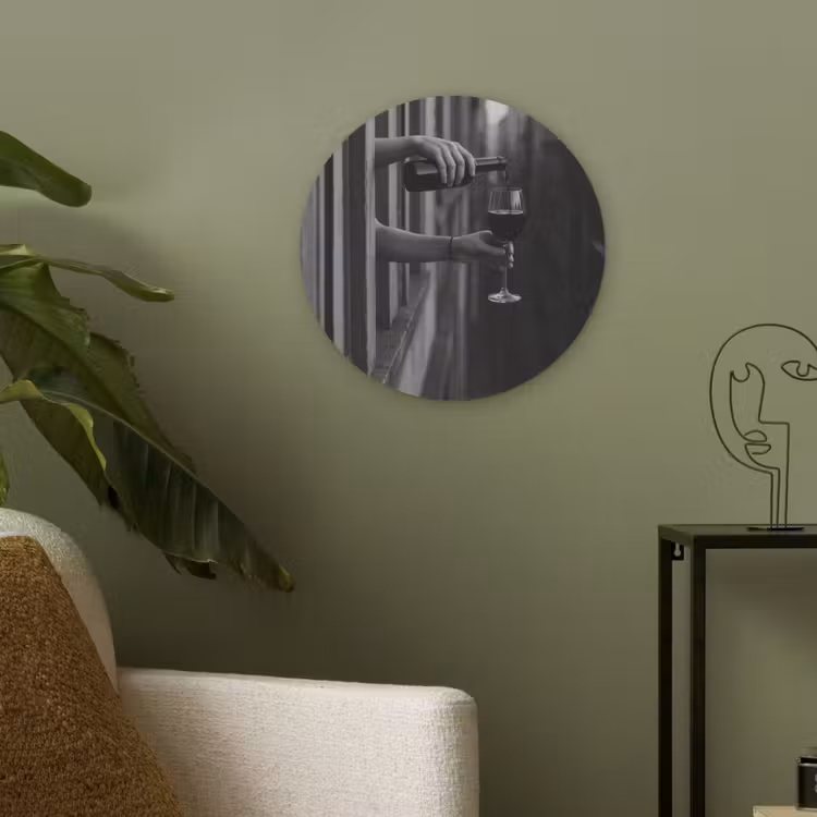 Wijnfles - Glas - Handen - Raam Akoestische PET Vilt - Rond klein -sfeer2