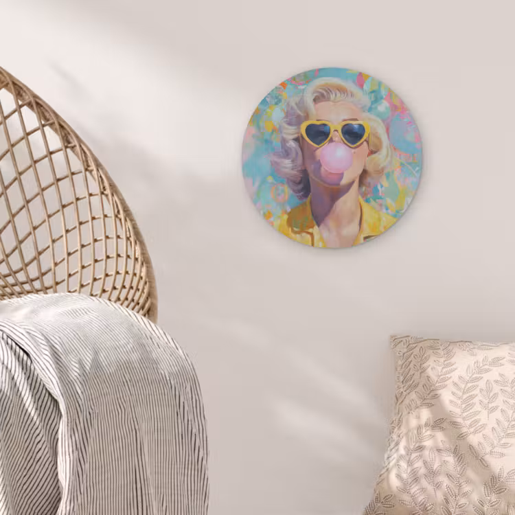 Vrouw - Blond - Roze kauwgom - Kleurrijk - Pastel Akoestische PET Vilt - Rond klein -sfeer4