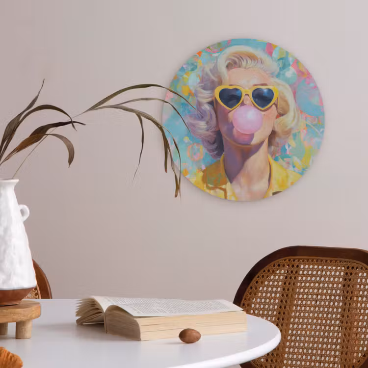 Vrouw - Blond - Roze kauwgom - Kleurrijk - Pastel Akoestische PET Vilt - Rond klein -sfeer3