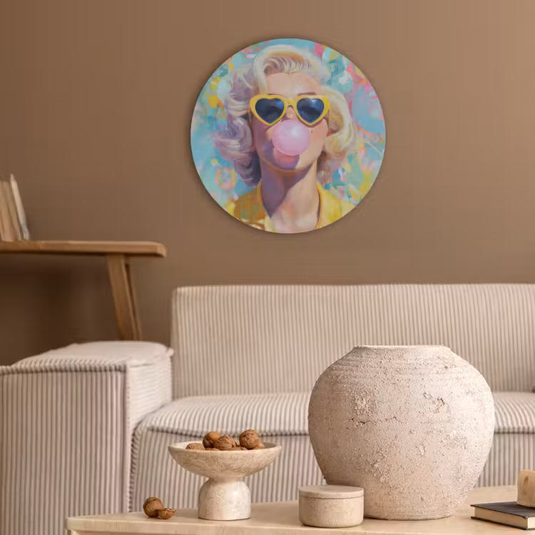 Vrouw - Blond - Roze kauwgom - Kleurrijk - Pastel Akoestische PET Vilt - Rond klein -sfeer1