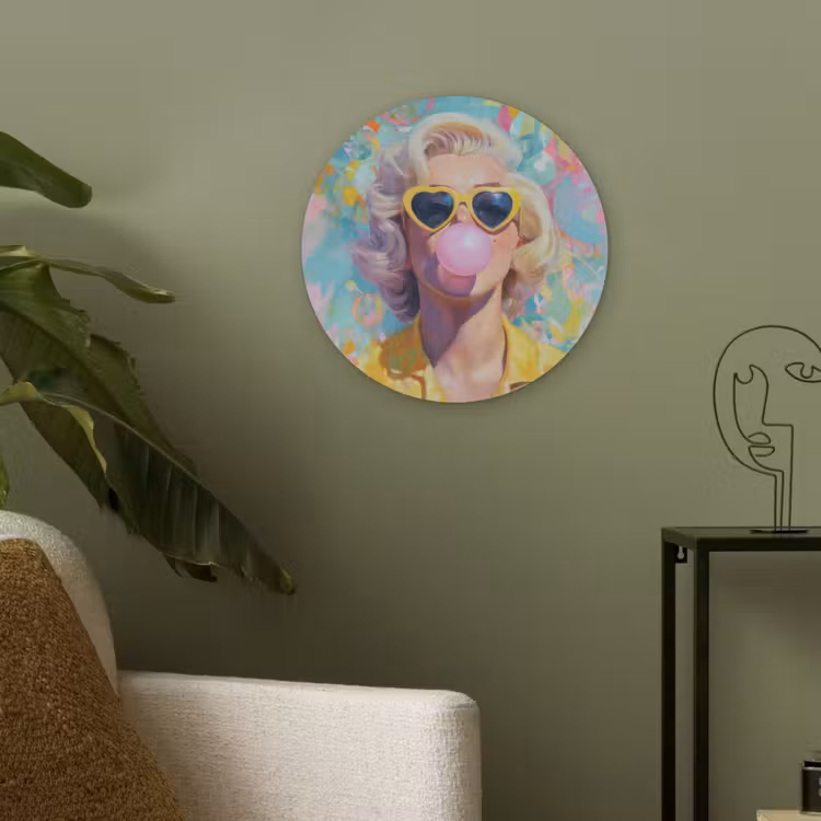 Vrouw - Blond - Roze kauwgom - Kleurrijk - Pastel Akoestische PET Vilt - Rond klein -sfeer2