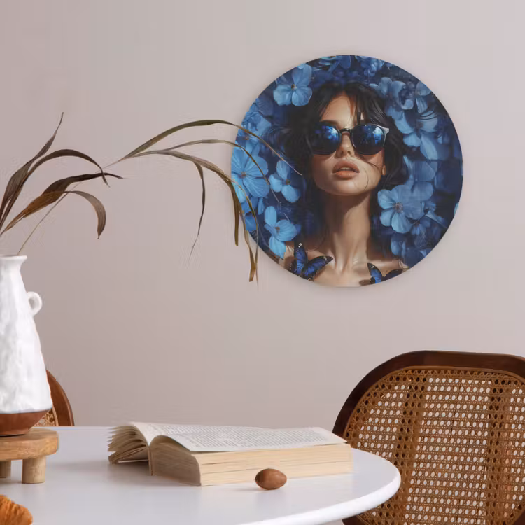 Vrouw - Blauw - Bloemen - Vlinders - Natuur Akoestische PET Vilt - Rond klein -sfeer3