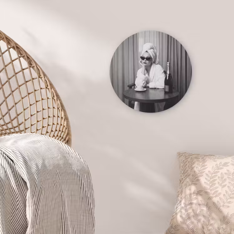 Vrouw - Bubbels - Zwart - Wit Akoestische PET Vilt - Rond klein -sfeer4