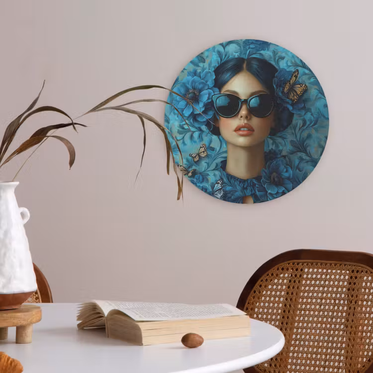 Vrouw - Bloemen - Vlinders - Blauw - Abstract Akoestische PET Vilt - Rond klein -sfeer3