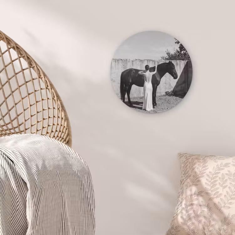 Vrouw - Paard - Artistiek Akoestische PET Vilt - Rond klein -sfeer4