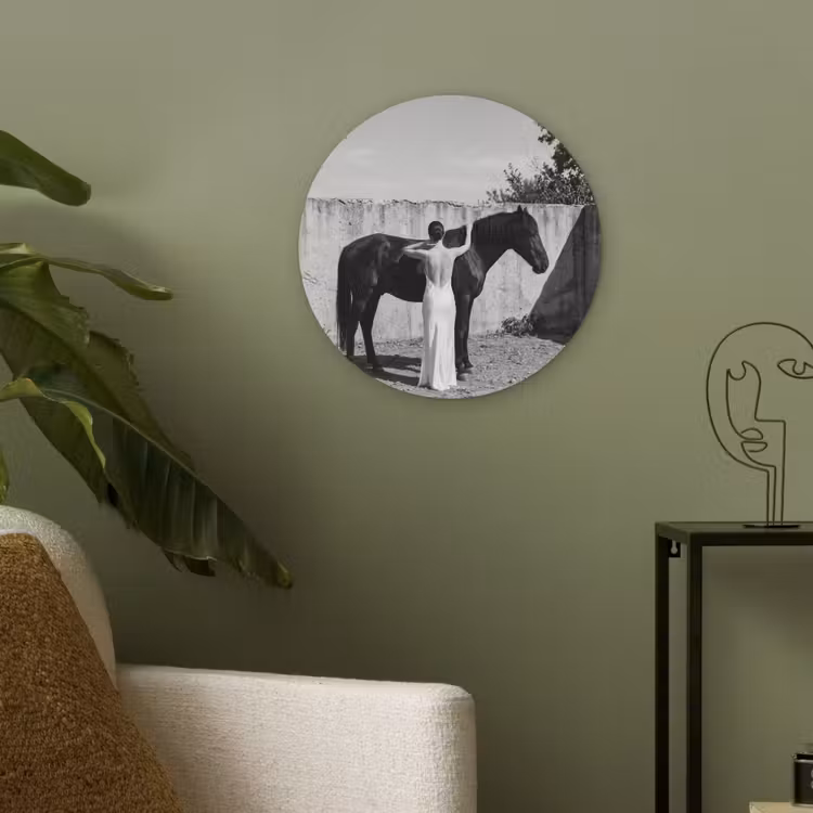 Vrouw - Paard - Artistiek Akoestische PET Vilt - Rond klein -sfeer2