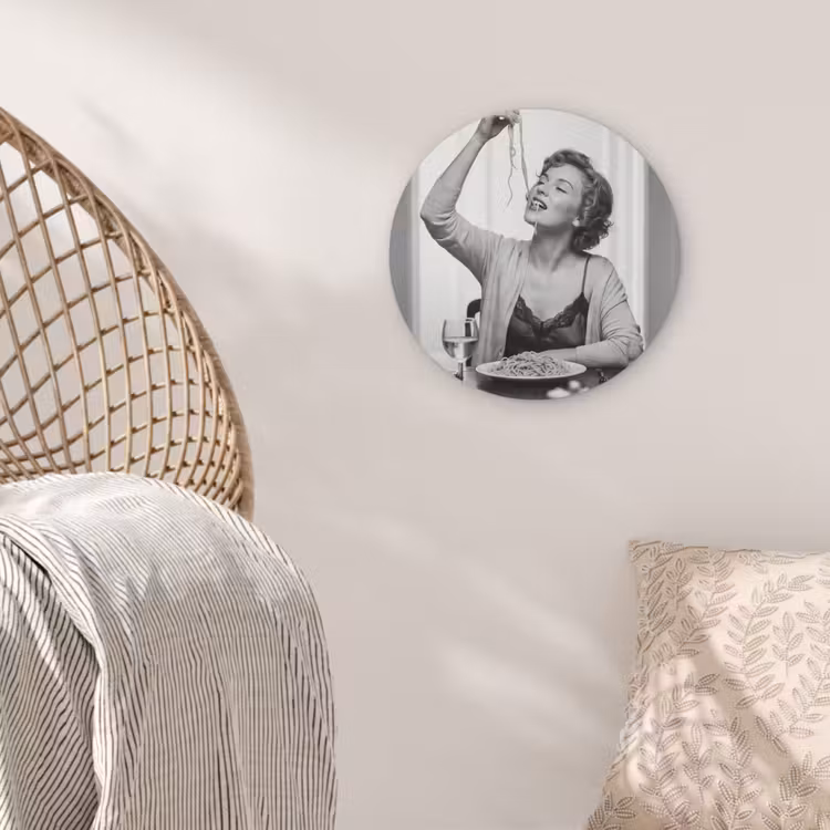 Vrouw - Spaghetti - Zwart - Wit Akoestische PET Vilt - Rond klein -sfeer4