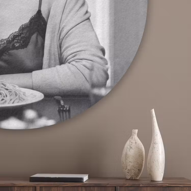 Vrouw - Spaghetti - Zwart - Wit Akoestische PET Vilt - Rond klein -sfeer5_closeup
