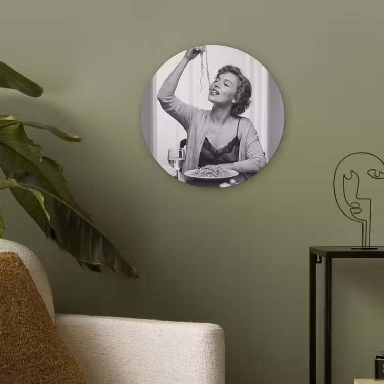 Vrouw - Spaghetti - Zwart - Wit Akoestische PET Vilt - Rond klein -sfeer2