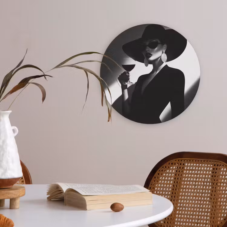 Vrouw - Wijn - Chic Akoestische PET Vilt - Rond klein -sfeer3