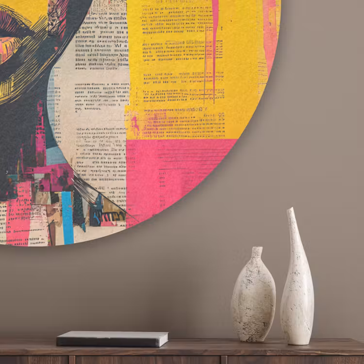 Vrouwengezicht - Krantenpapier - Abstract - Roze Akoestische PET Vilt - Rond klein -sfeer5_closeup