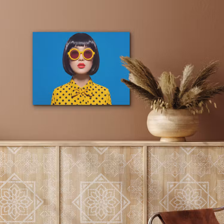 Vrouw - Zonnebril - Pop Art - Portret - Geel PET vilt klein -sfeer4