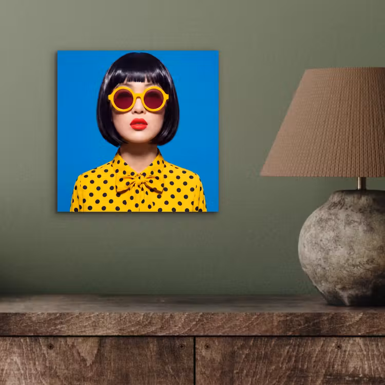 Vrouw - Zonnebril - Pop Art - Portret - Geel aluminium wit klein -sfeer2