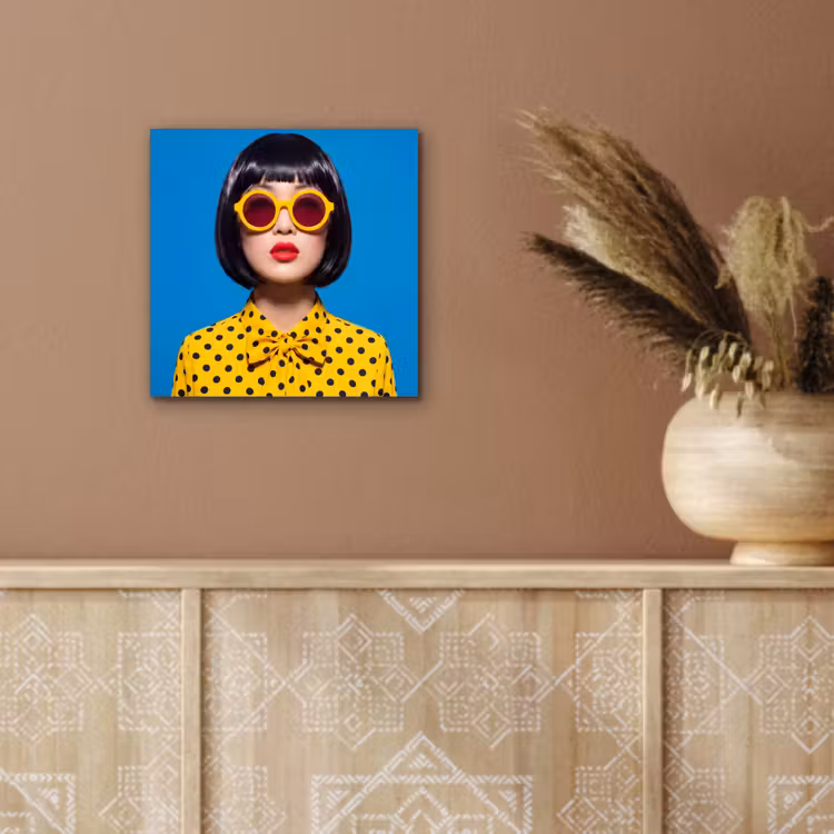 Vrouw - Zonnebril - Pop Art - Portret - Geel aluminium wit klein -sfeer4