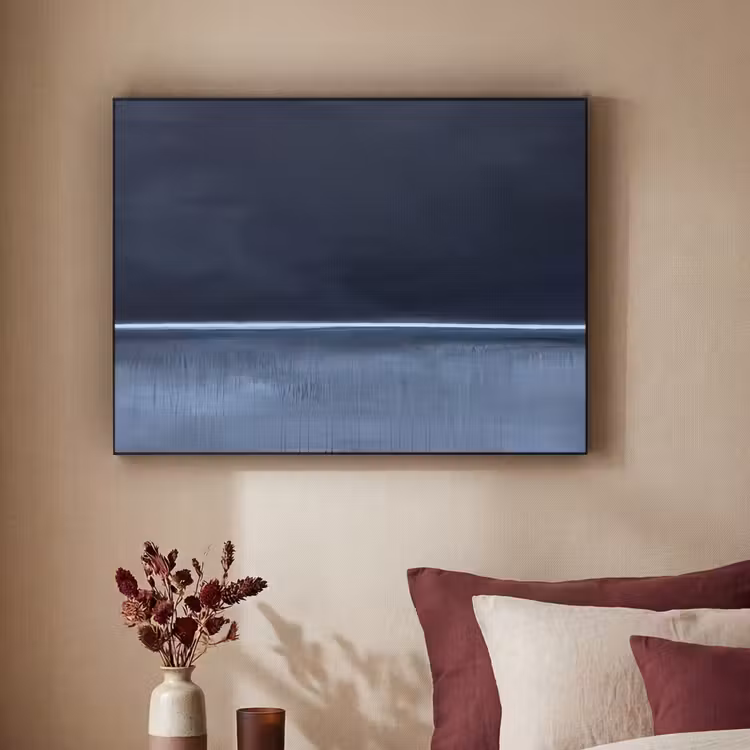 Abstract - Horizontale lijn - Minimalistisch - Donkerblauw - Kunst Textielframe zwart klein -sfeer1