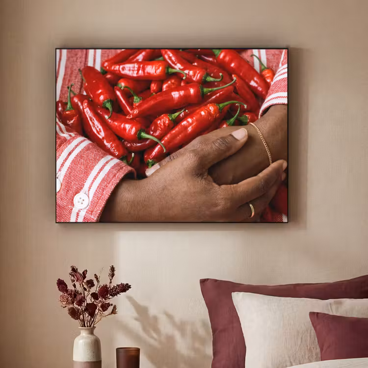 Art Frame - Chili Peppers - Red - Hands - Chilipepers - Rood - Handen Textielframe zwart klein
