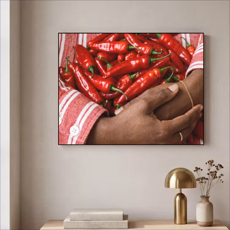 Art Frame - Chili Peppers - Red - Hands - Chilipepers - Rood - Handen Textielframe zwart klein