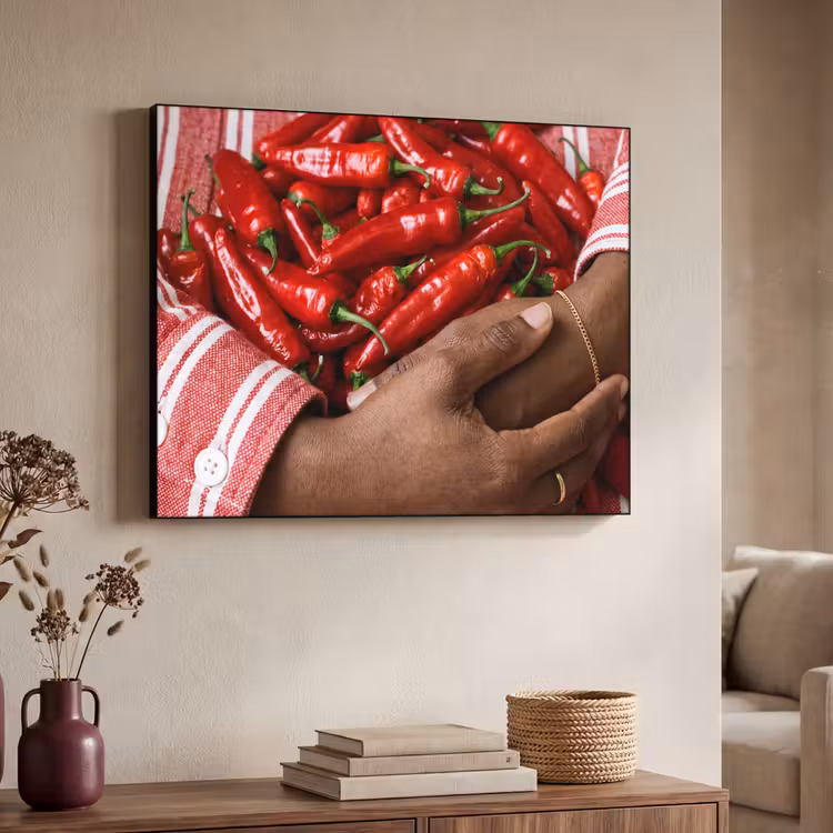 Art Frame - Chili Peppers - Red - Hands - Chilipepers - Rood - Handen Textielframe zwart klein