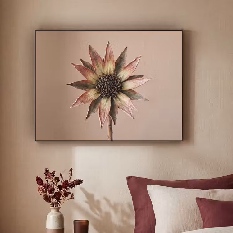 Droogbloem - Protea - Vintage - Beige - Rustiek Textielframe zwart klein -sfeer1