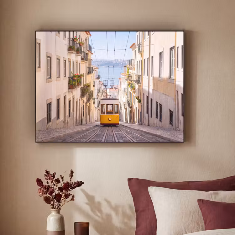 Tram - Straat - Stad - Architectuur - Geel Textielframe zwart klein -sfeer1
