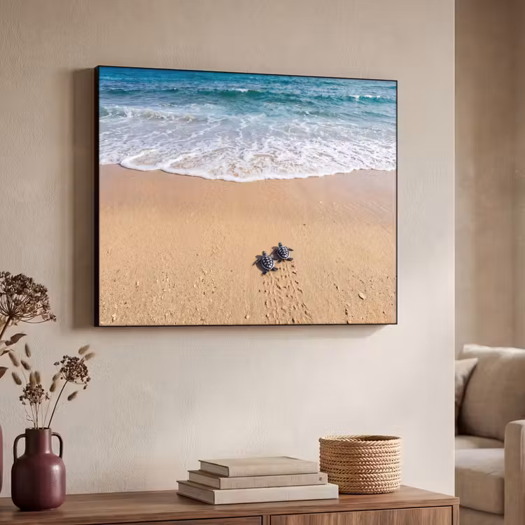 Schildpad - Jong - Strand - Oceaan - Blauw Textielframe zwart klein -sfeer3