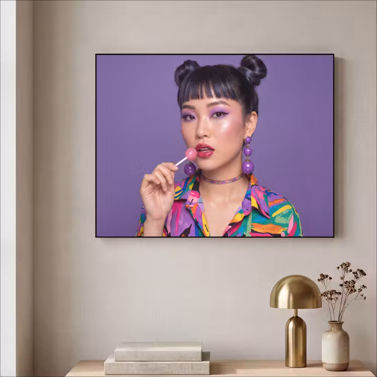 Vrouw - Portret - Make-up - Paars - Levendig Textielframe zwart klein -sfeer2