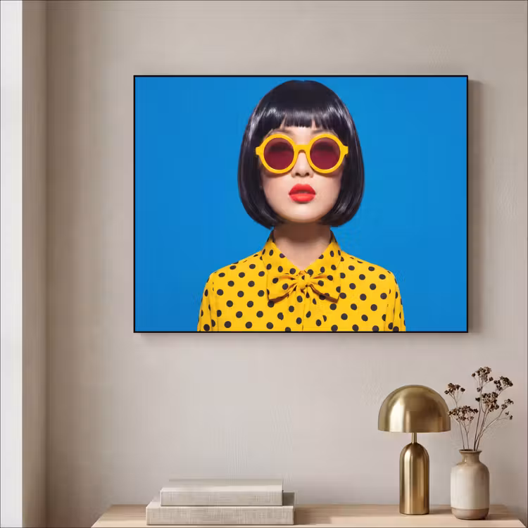 Vrouw - Zonnebril - Pop Art - Portret - Geel Textielframe zwart klein -sfeer2