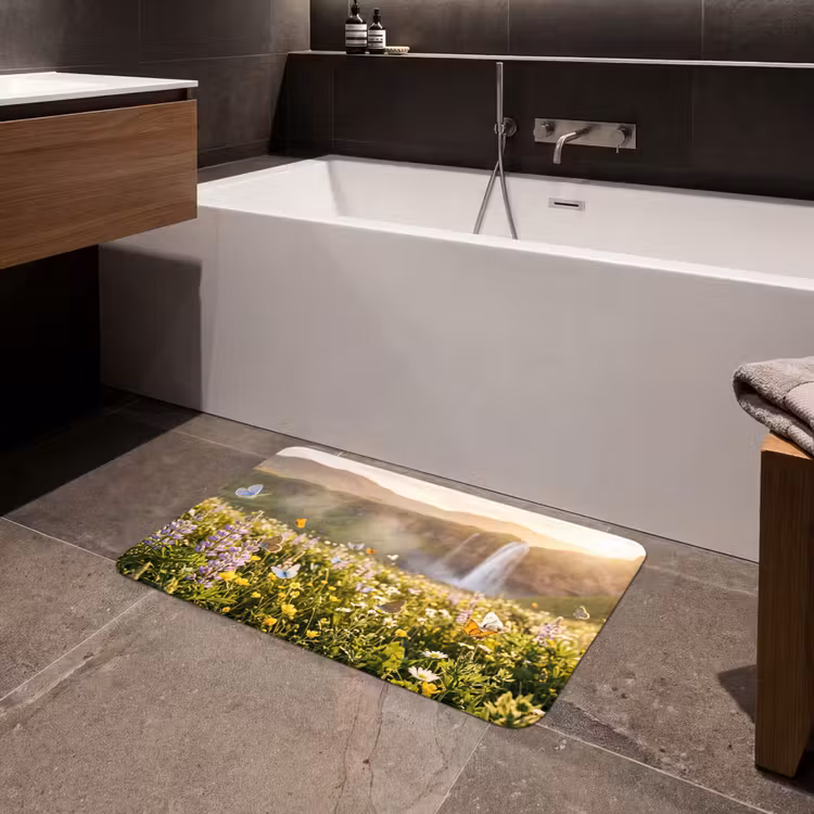 Vlinders - Waterval - Bloemenveld Badmat middel -sfeer3