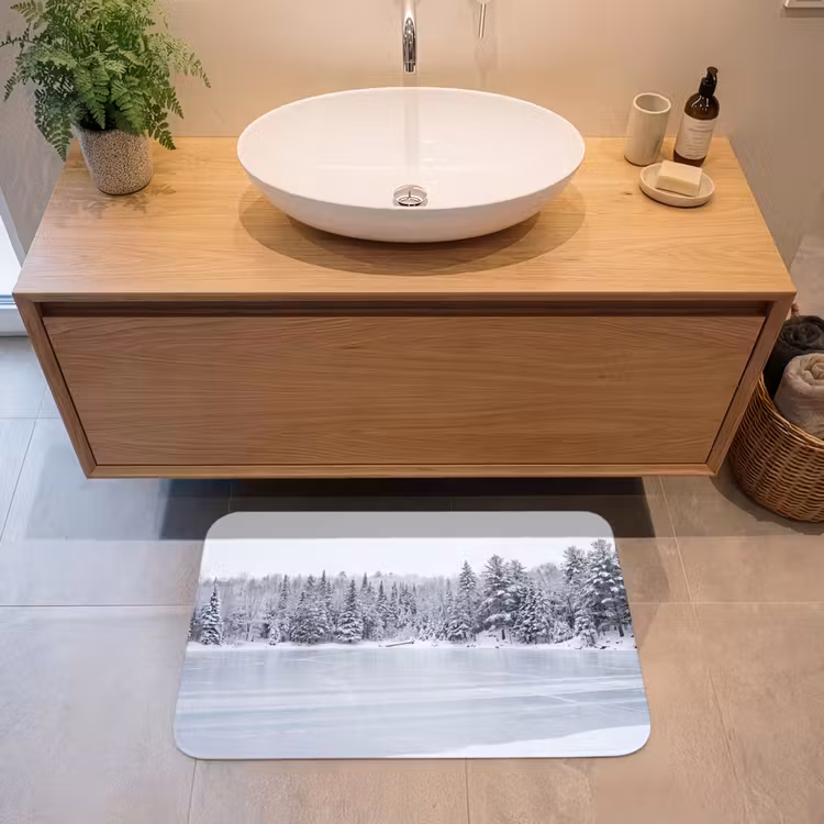 Meer - Dennen - IJs - Winter - Rustgevend Badmat middel -sfeer1