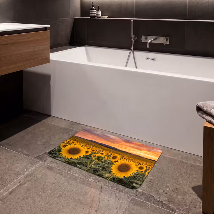 Zonnebloemen - Heuvellandschap - Geel Badmat klein -sfeer3