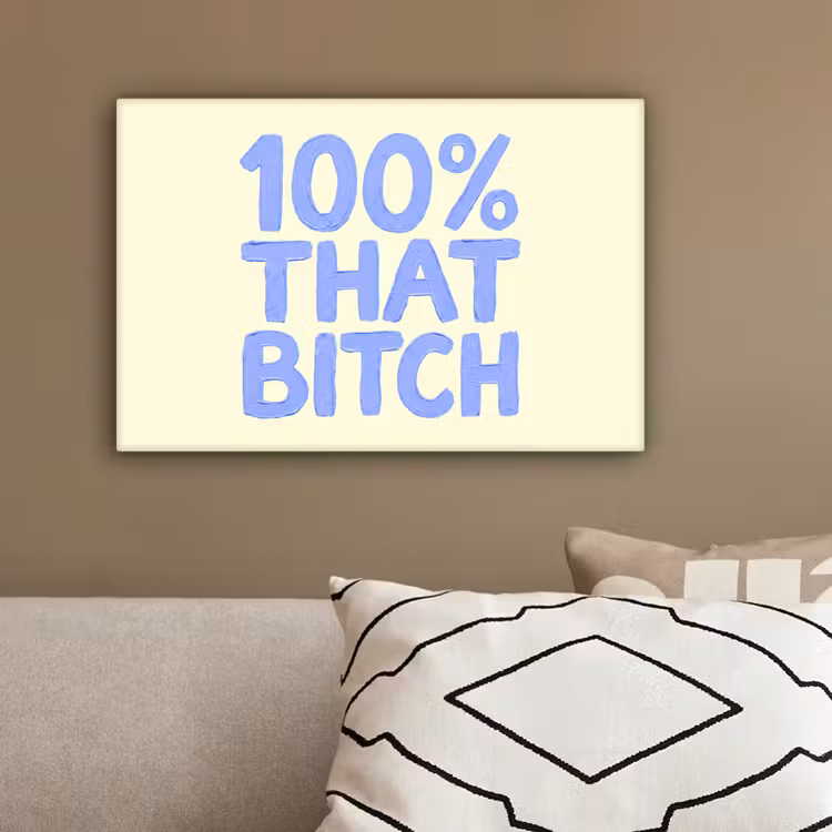 100% that bitch - Blauw - Wit canvas 2cm klein -sfeer3