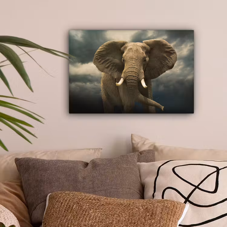 Afrikaanse olifant tegen de donkere wolken canvas 2cm klein -sfeer1