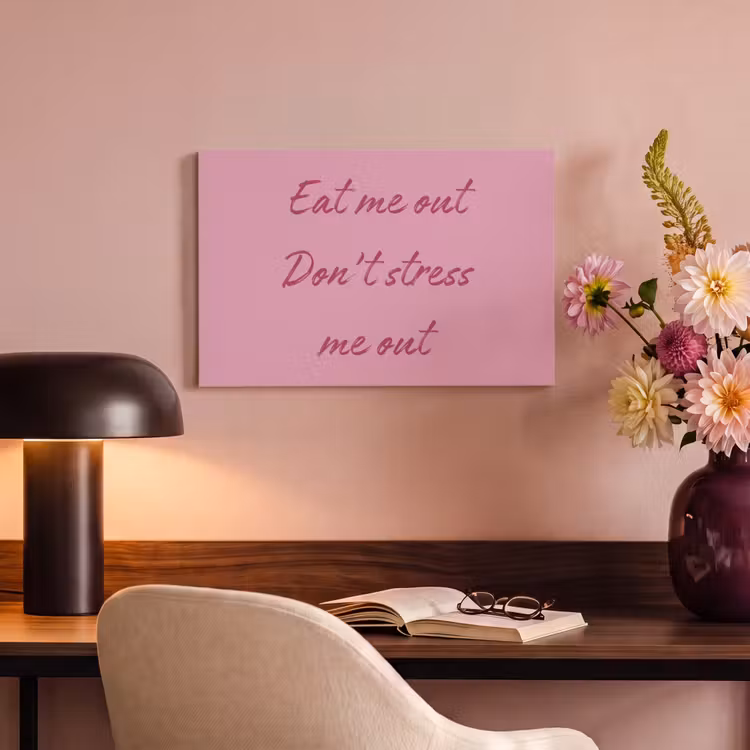 Eat me out don't stress me out - Roze - Handgeschreven canvas 2cm klein -sfeer4