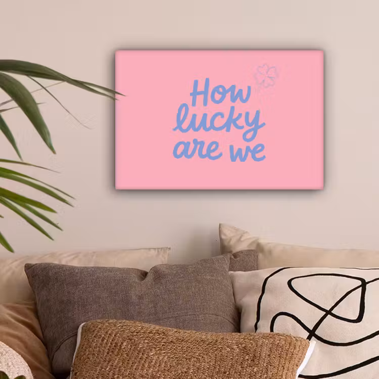 How lucky are we - Klavervier - Roze - Blauw canvas 2cm klein -sfeer1