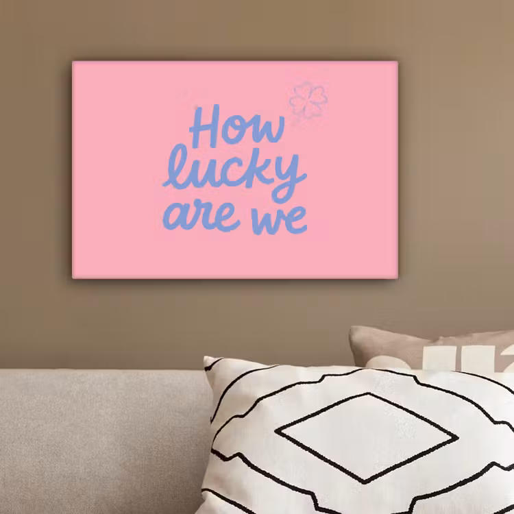 How lucky are we - Klavervier - Roze - Blauw canvas 2cm klein -sfeer3