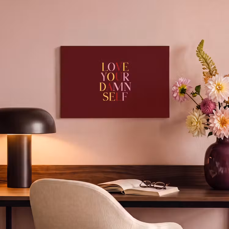 Love your damn self - Kleurrijk - Bordeaux canvas 2cm klein -sfeer4